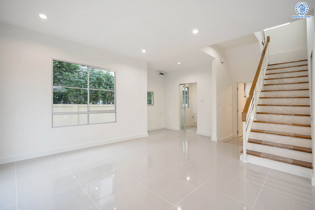 บ้านมือสองตกแต่งใหม่ คุณภาพแบรนด์ LH โครงการ ชัยพฤกษ์ ราชพฤกษ์-แจ้งวัฒนะ เนื้อที่ 58.4 ตร.ว. ฟังก์ชัน 3 ห้องนอน 3 ห้องน้ำ 2 ที่จอดรถ ภายในตกแต่งหรูหรา บนทำเลศักยภาพติดถนนราชพฤกษ์ เชื่อมสู่แจ้งวัฒนะได้อย่างรวดเร็ว และเพียง 10 นาทีถึงรถไฟฟ้า "สถานีบางรักใหญ่" จุดขึ้นทางด่วน "ศรีรัช" โรบินสัน ไลฟ์สไตล์ ราชพฤกษ์ และ โลตัส นอร์ธราชพฤกษ์